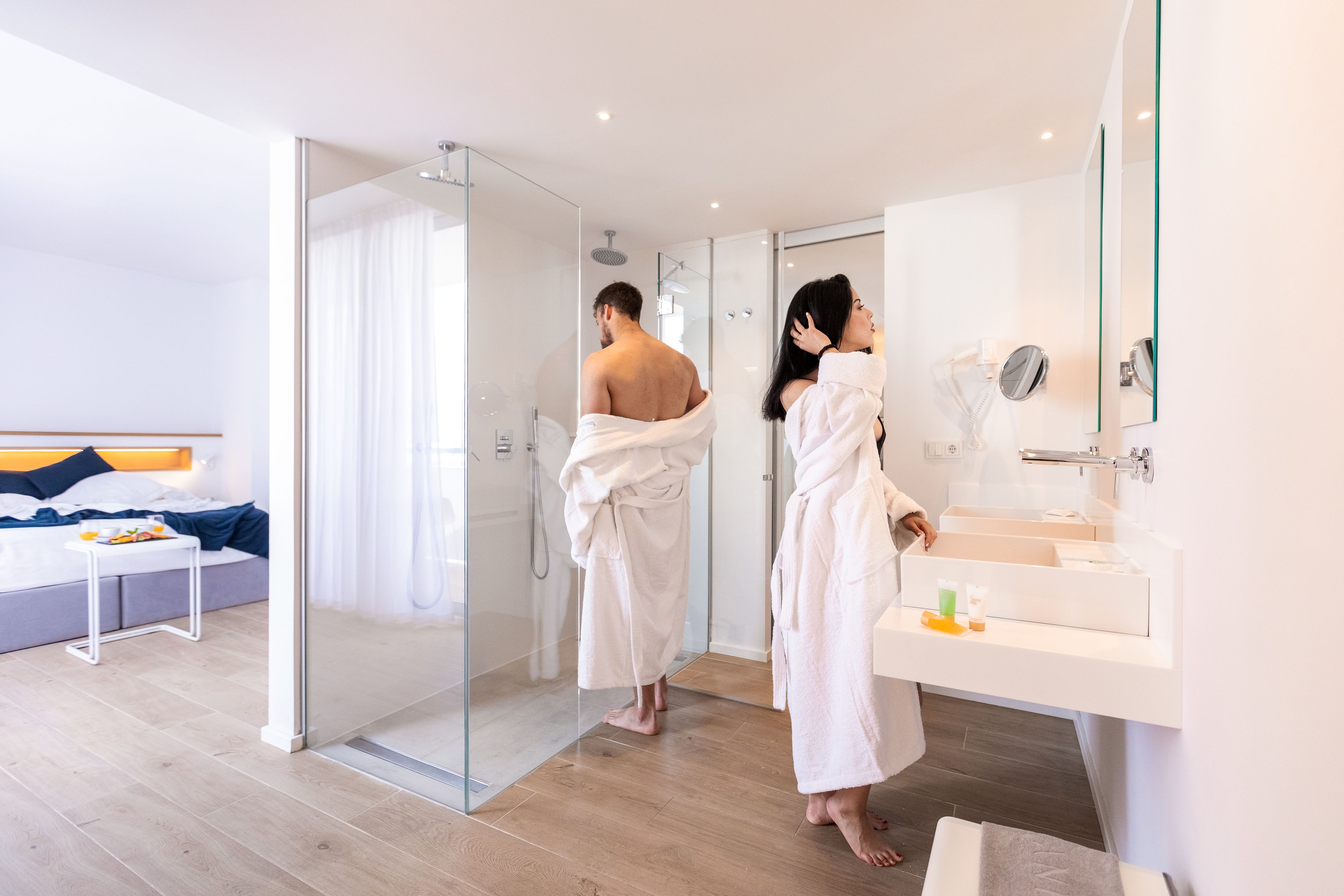 suite, pool view | bathroom shower