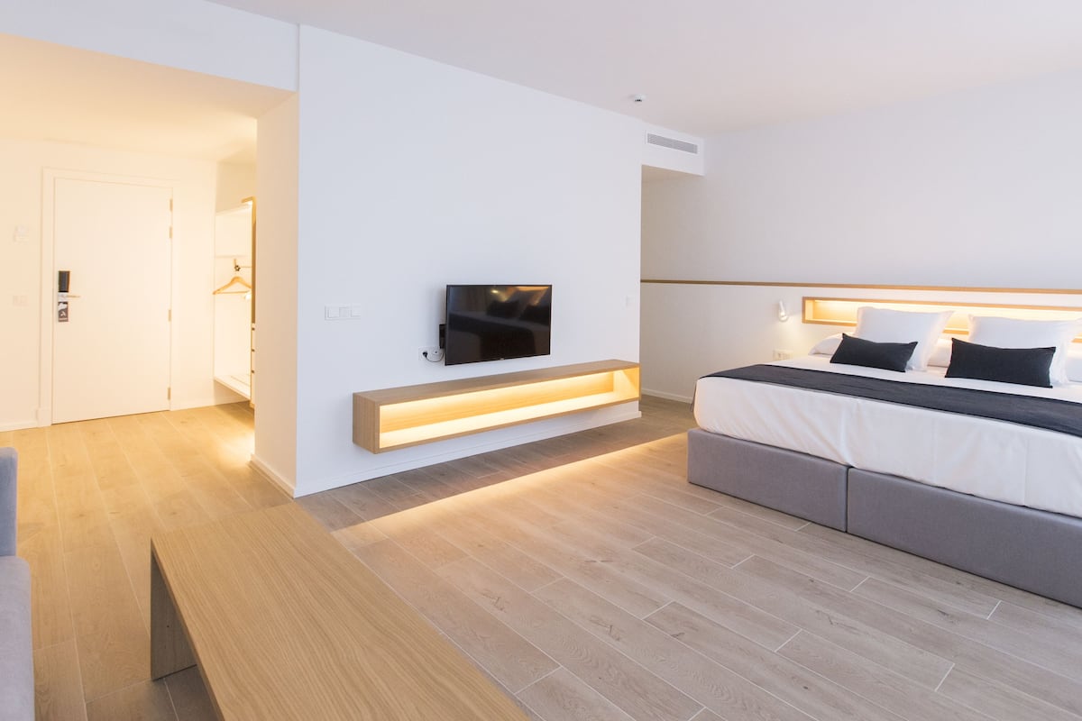 suite, pool view | 1 bedroom, premium bedding, down duvets, memory-foam beds