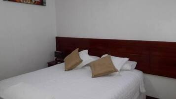 Habitación doble, 1 cama doble | 1 dormitorio, escritorio, tabla de planchar con plancha y wifi gratis