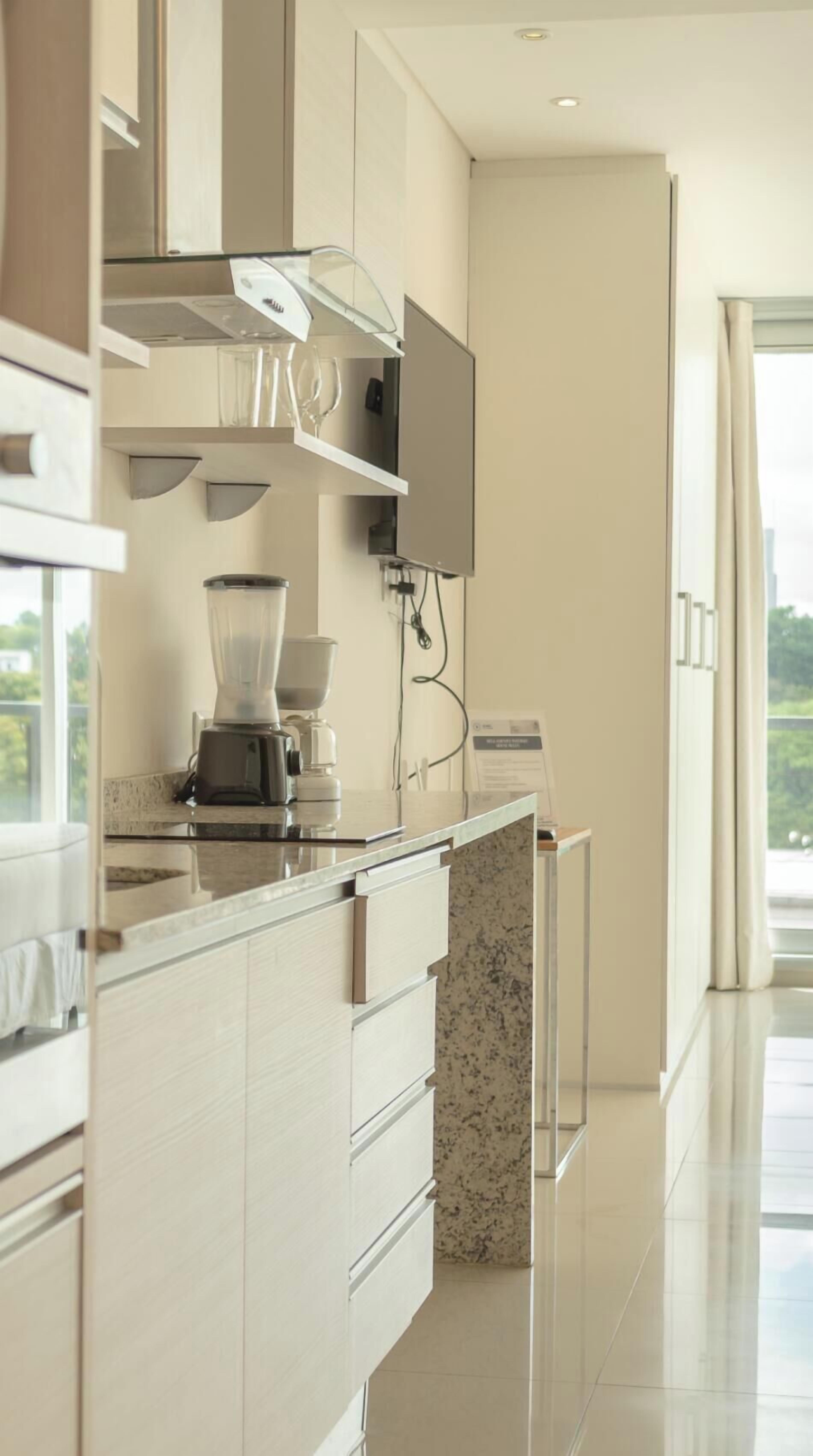 Studio Suite | Private kitchen | Fridge, microwave, oven, stovetop