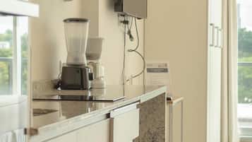 Studio Suite | Private kitchen | Fridge, microwave, oven, stovetop