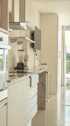 Studiosuite | Eget kjøkken | Kjøleskap, mikrobølgeovn, ovn og kokeplater