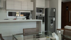 Frigorífico, microondas, horno y placa de cocina