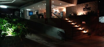 Facciata della struttura - sera/notte