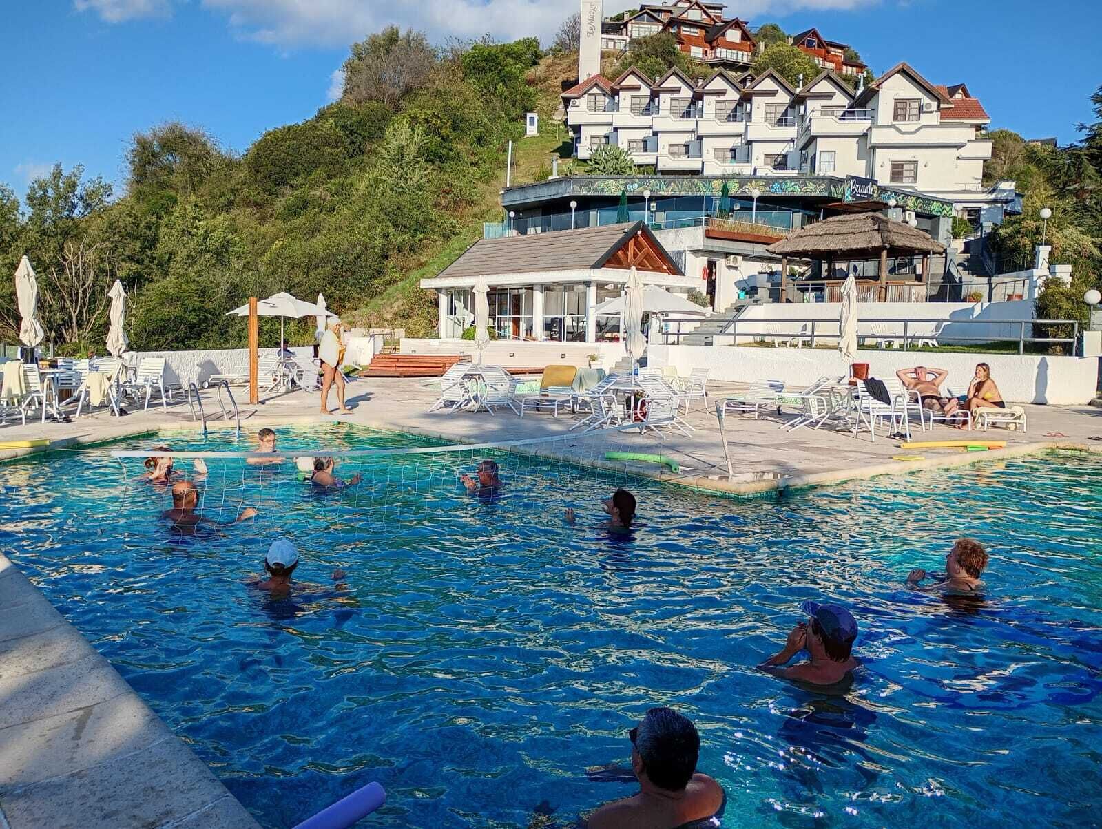 3 من حمّامات السباحة الخارجية، مظلات على حمّام السباحة، مقاعد للتشمس