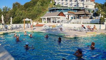 3 piscinas al aire libre, sombrillas, sillones reclinables de piscina