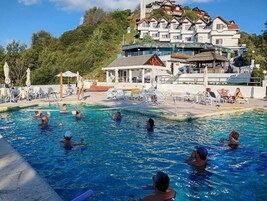 3 piscinas al aire libre, sombrillas, sillones reclinables de piscina