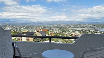 Estudio, balcón, vista al lago | Restaurante al aire libre | Se sirven desayunos, comidas, cenas y cocina regional