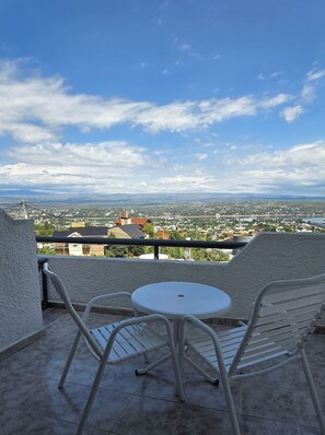 Studio, Balcony, Lake View | Outdoor dining | Breakfast, lunch, dinner served; Regional cuisine  - Le Mirage Village Club Resort (Villa Carlos Paz)