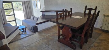 Breakfast, lunch, dinner served; Regional cuisine 