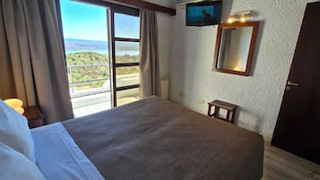 Zimmersafe, Verdunkelungsvorhänge, Bügeleisen/Bügelbrett