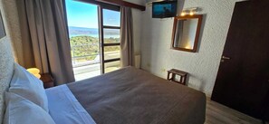 Una cassaforte in camera, tende oscuranti, ferro/asse da stiro