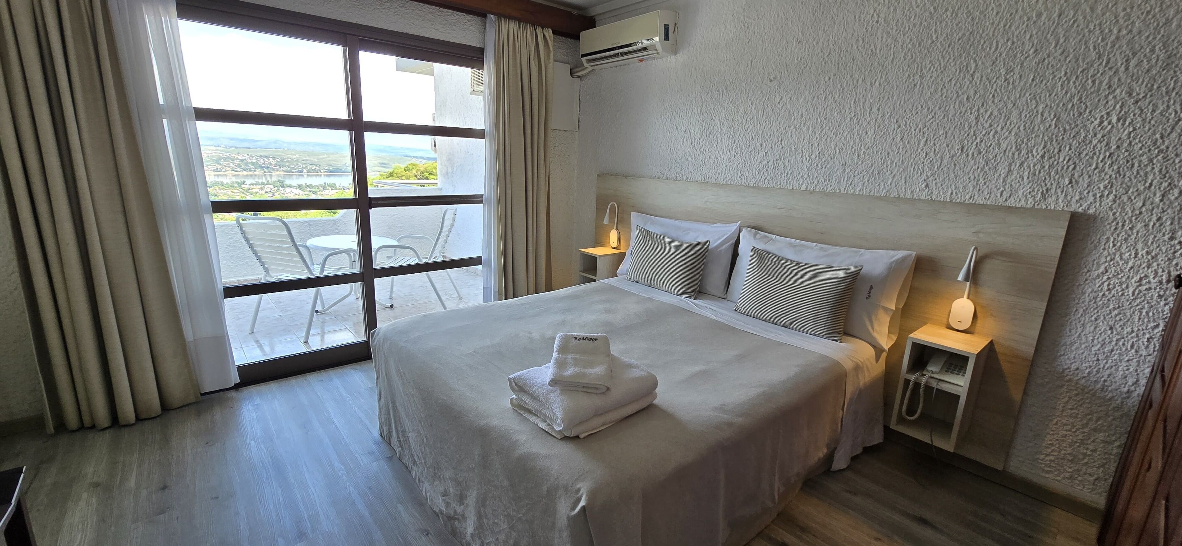 Studio, ban công, quang cảnh hồ | Két bảo mật tại phòng, màn/rèm cản sáng, bàn ủi/dụng cụ ủi quần áo 