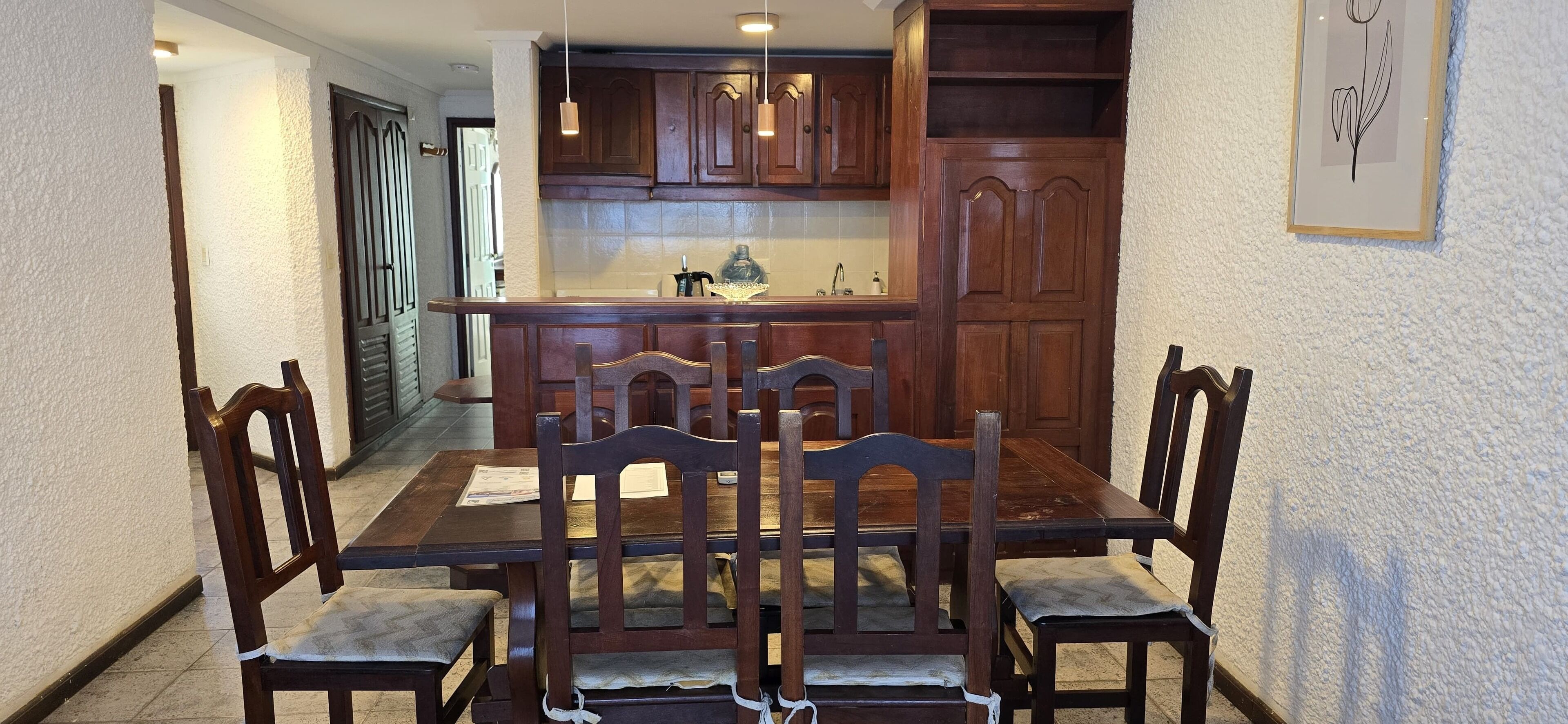 Serveert ontbijt, lunch, diner, regionale gerechten 