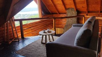 Bangalô, vista para o lago | Área de estar | TV de tela plana 32 polegadas com canais a cabo, TV, DVD player