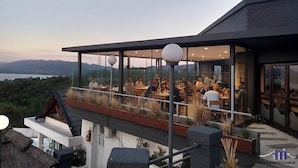 Un restaurant doté d’une terrasse offrant une vue sur un paysage montagneux.