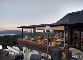 Se sirven desayunos, almuerzos y cenas; cocina regional