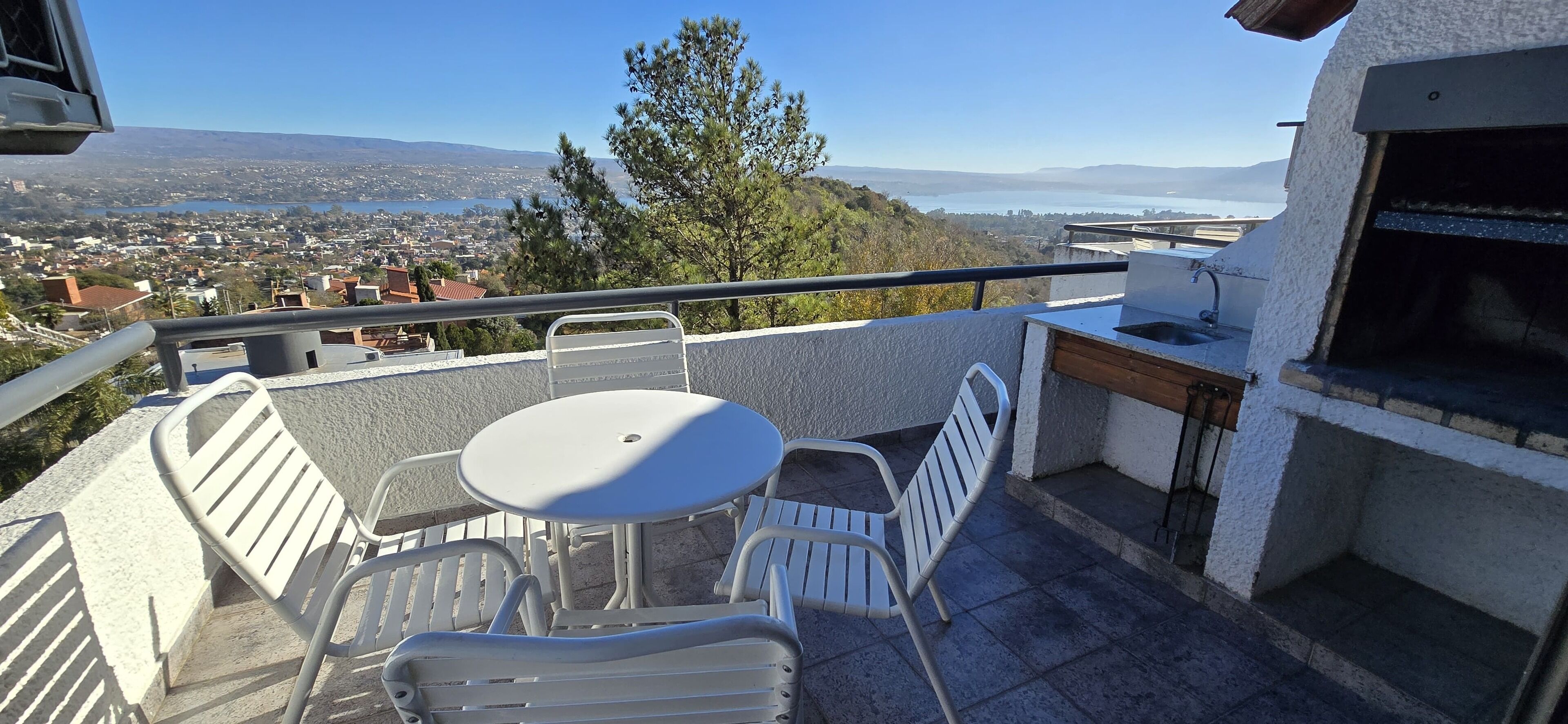 Se sirven desayunos, almuerzos y cenas; cocina regional