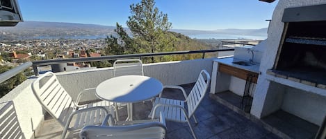 Aamiainen, lounas ja illallinen; paikallinen keittiö