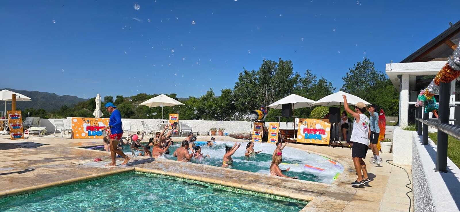 3 piscinas al aire libre (de 09:00 a 21:00), sombrillas, tumbonas