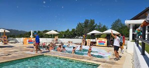 3 Außenpools, geöffnet von 09:00 Uhr bis 21:00 Uhr, Sonnenschirme