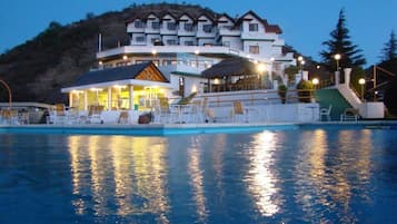 3 outdoor pools, open 9:00 AM to 9:00 PM, pool umbrellas, sun loungers