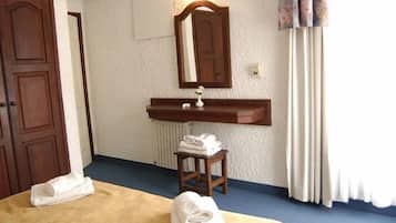 Cofres nos quartos, cortinas blackout, ferros/tábuas de passar roupa