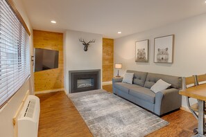 Cabin, 1 Bedroom (2 Queens Courtyard) | Living area | Fireplace