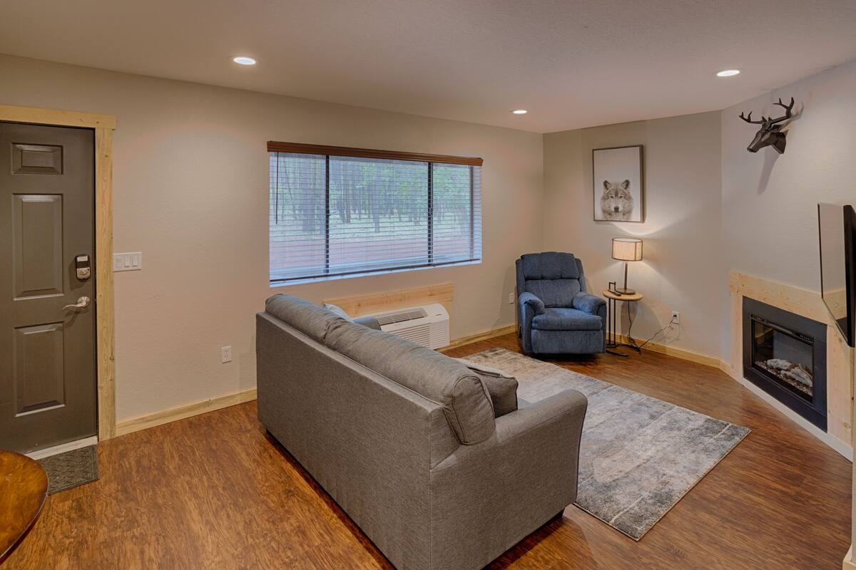 Cabin, 1 Bedroom (1 King Forest) | Living area