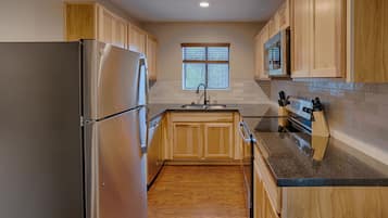 Lemari es, microwave, kompor, dan mesin pembuat kopi/teh