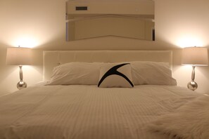 Executive Condo, 2 Bedrooms, Fireplace, City View (2) | Free WiFi - Executive Skyline Suites (Mississauga)