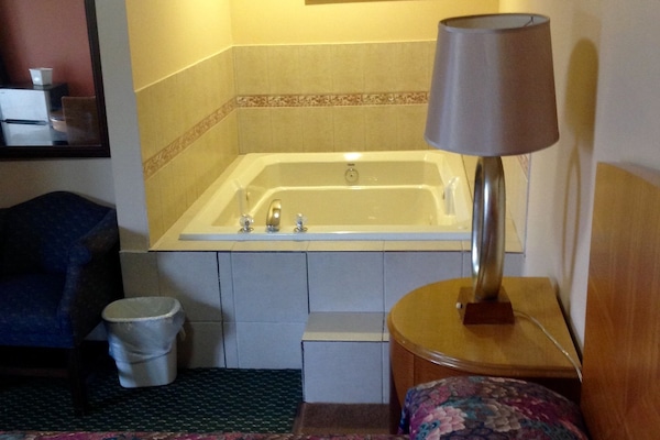 Economy Room, 2 Queen Beds, Non Smoking | Desk, soundproofing, iron/ironing board, WiFi (free)
