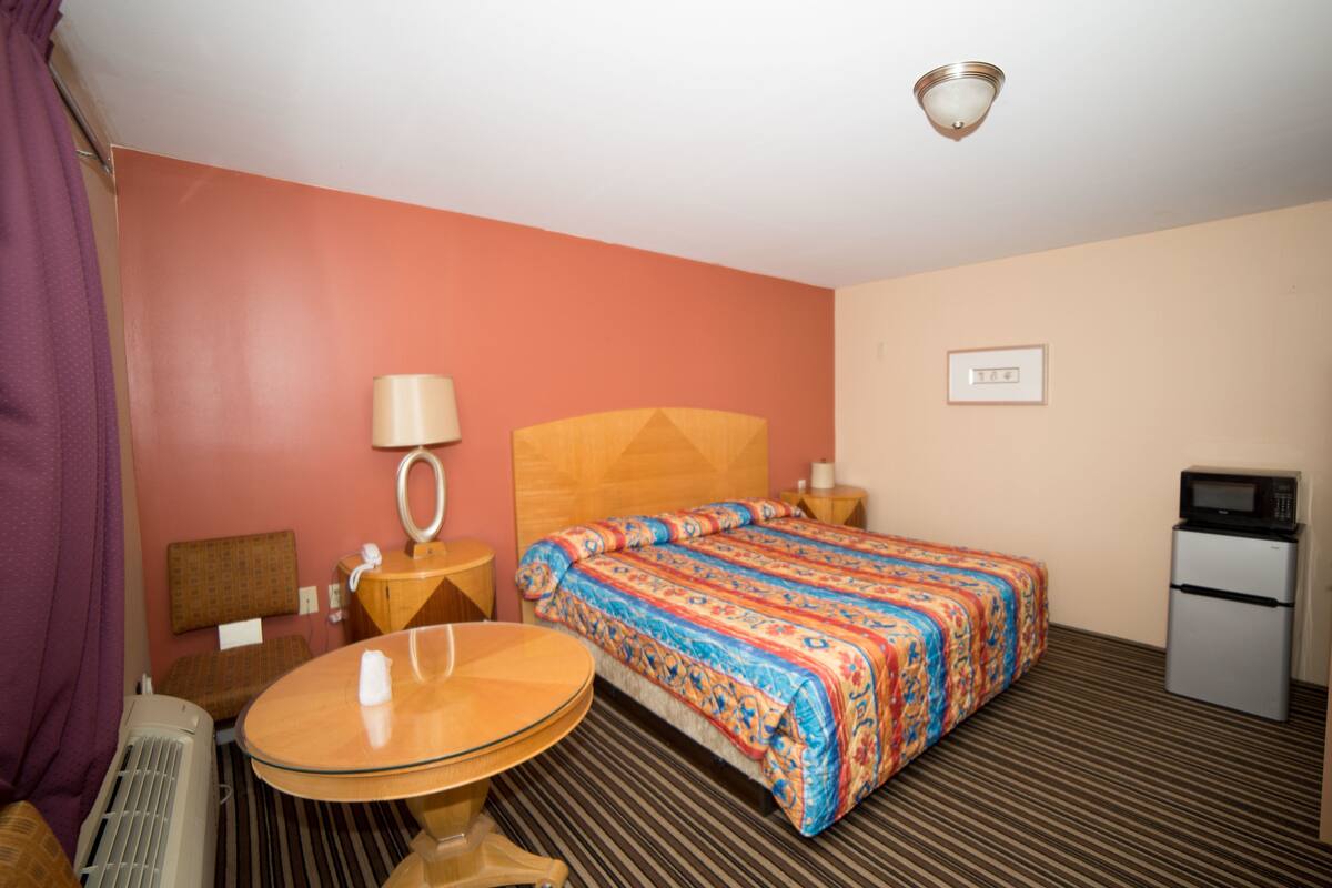 Room, 1 King Bed, Smoking | Bathroom amenities | Towels