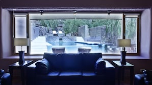 Sala moderna com vista para uma piscina e área externa.