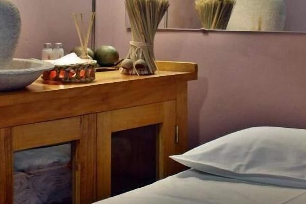 Minibar, in-room safe, desk, iron/ironing board