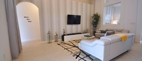 Superior House, 4 Bedrooms | Living area