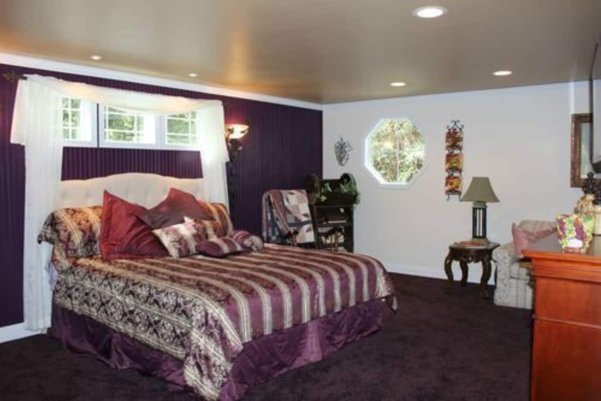 Egyptian cotton sheets, minibar, desk, WiFi (free)