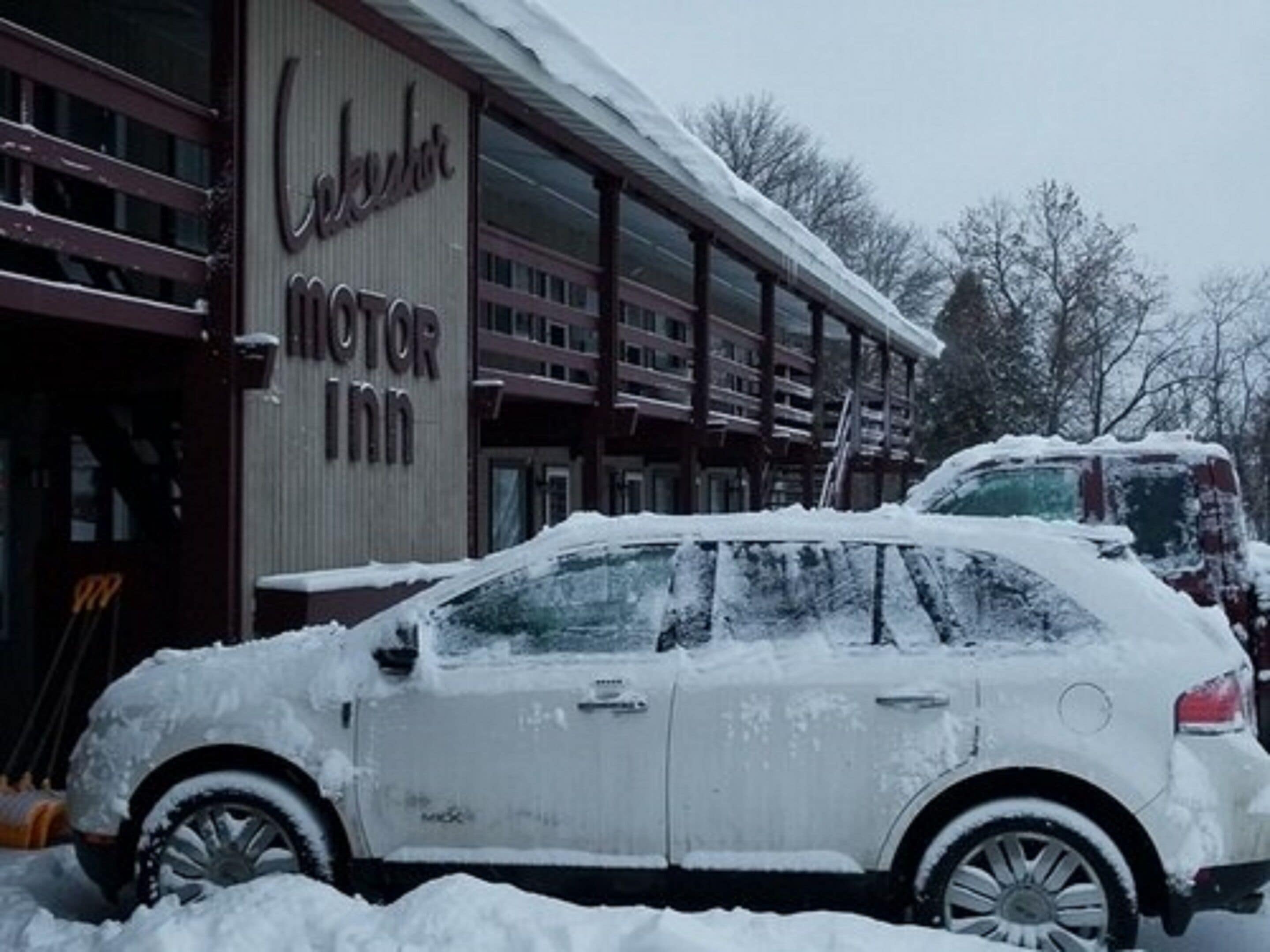 En bygning med et skilt, der siger "Motor Inn".