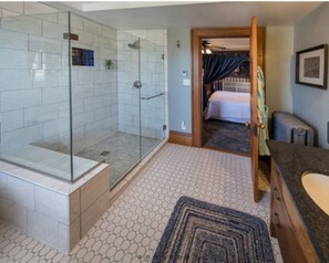 Free toiletries, hair dryer, bathrobes, soap - McConnell Inn (Green Lake)