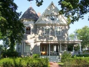 Vista frontal de la propiedad