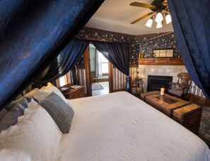 Individually decorated, individually furnished, laptop workspace - McConnell Inn (Green Lake)