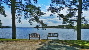 Two benches facing a lake with trees around. - The Inn on Bath Creek (Bath)