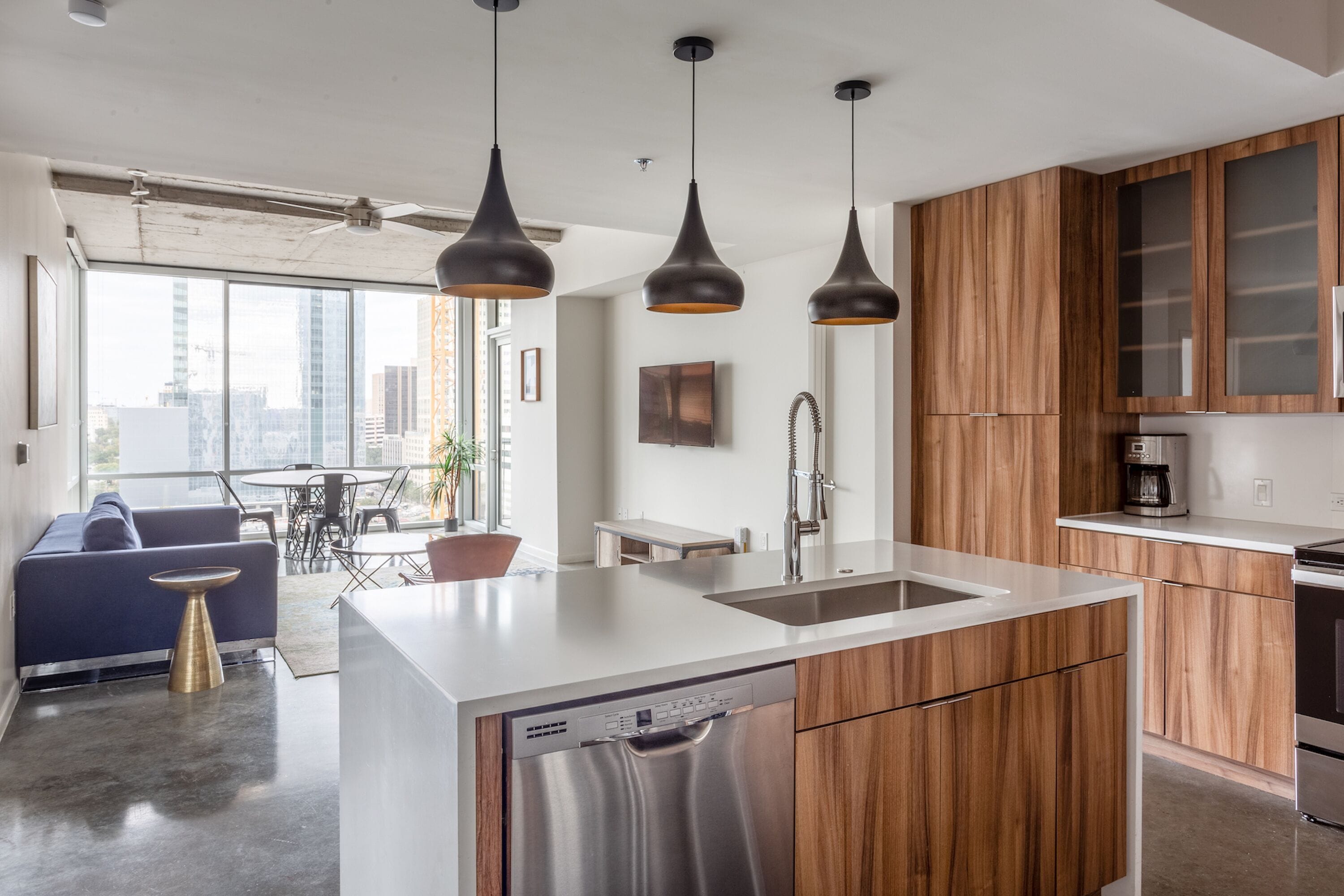 Full-sized fridge, microwave, oven, stovetop