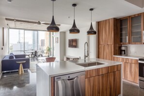 Full-size fridge, microwave, oven, stovetop