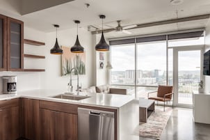 Frigorífico grande, microondas, horno y placa de cocina