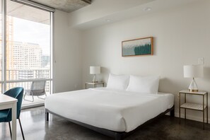 Premium bedding, memory-foam beds, individually decorated - Kasa 2nd Street Austin (Austin)