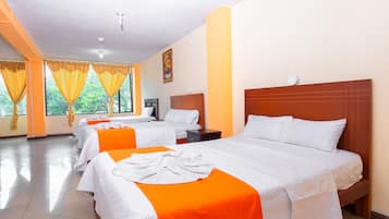 Habitación de hotel con dos camas, una mesita de noche, una ventana con cortinas y un cuadro en la pared.