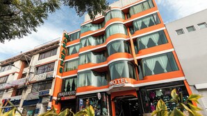 Een hotel met meerdere verdiepingen, met een modern ontwerp, balkons en grote ramen.