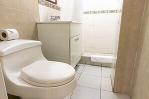 Standard Double or Twin Room, 1 Bedroom | Bathroom | Free toiletries, towels - Hotel Miraflores (Ibarra)