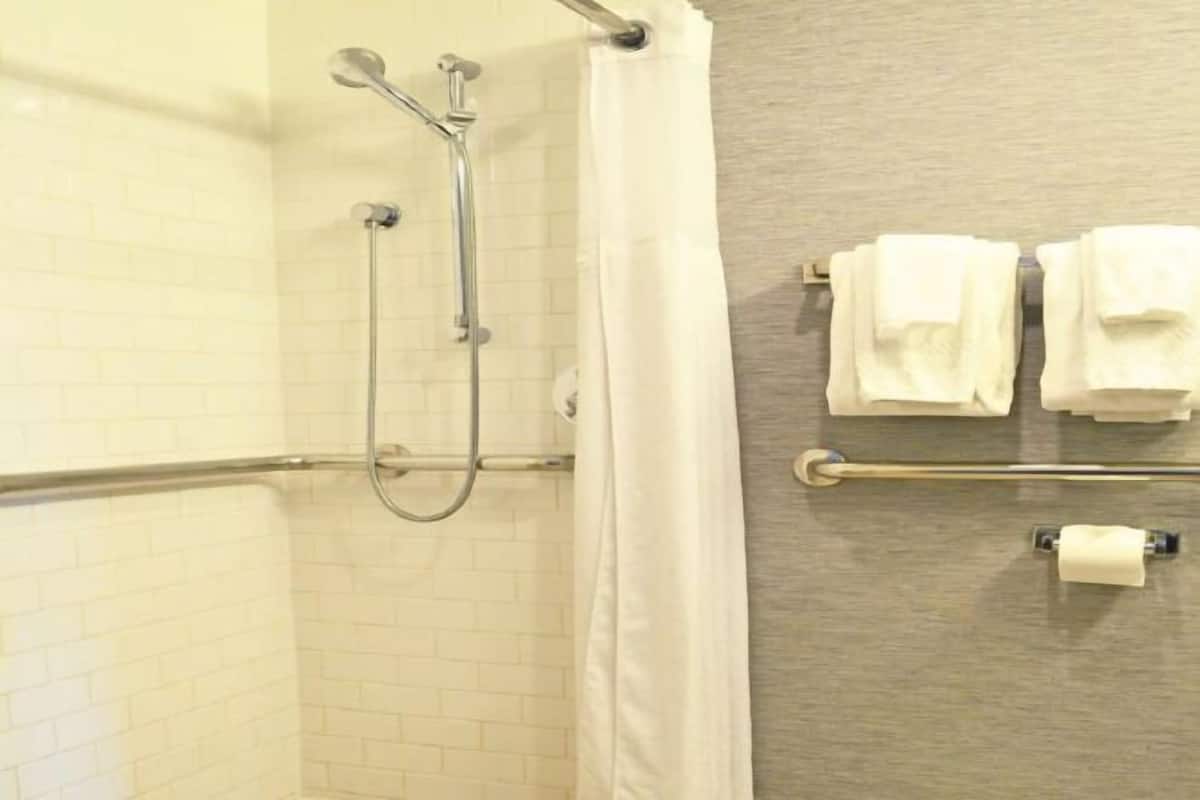 Douche, articles de toilette gratuits, sèche-cheveux, peignoirs